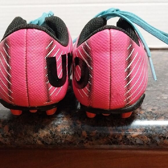Umbro Kids Pink Soccer Shoes - Picture 2 of 5